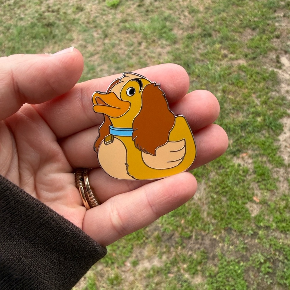 Disney ducks series 2 Lady pin